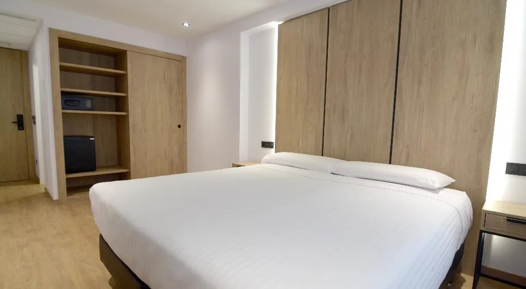 Room, Uve Marcenado, Madrid