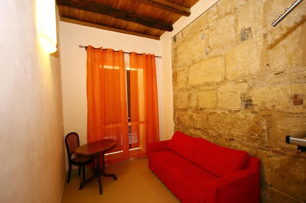 Room, Khalisah, Palermo