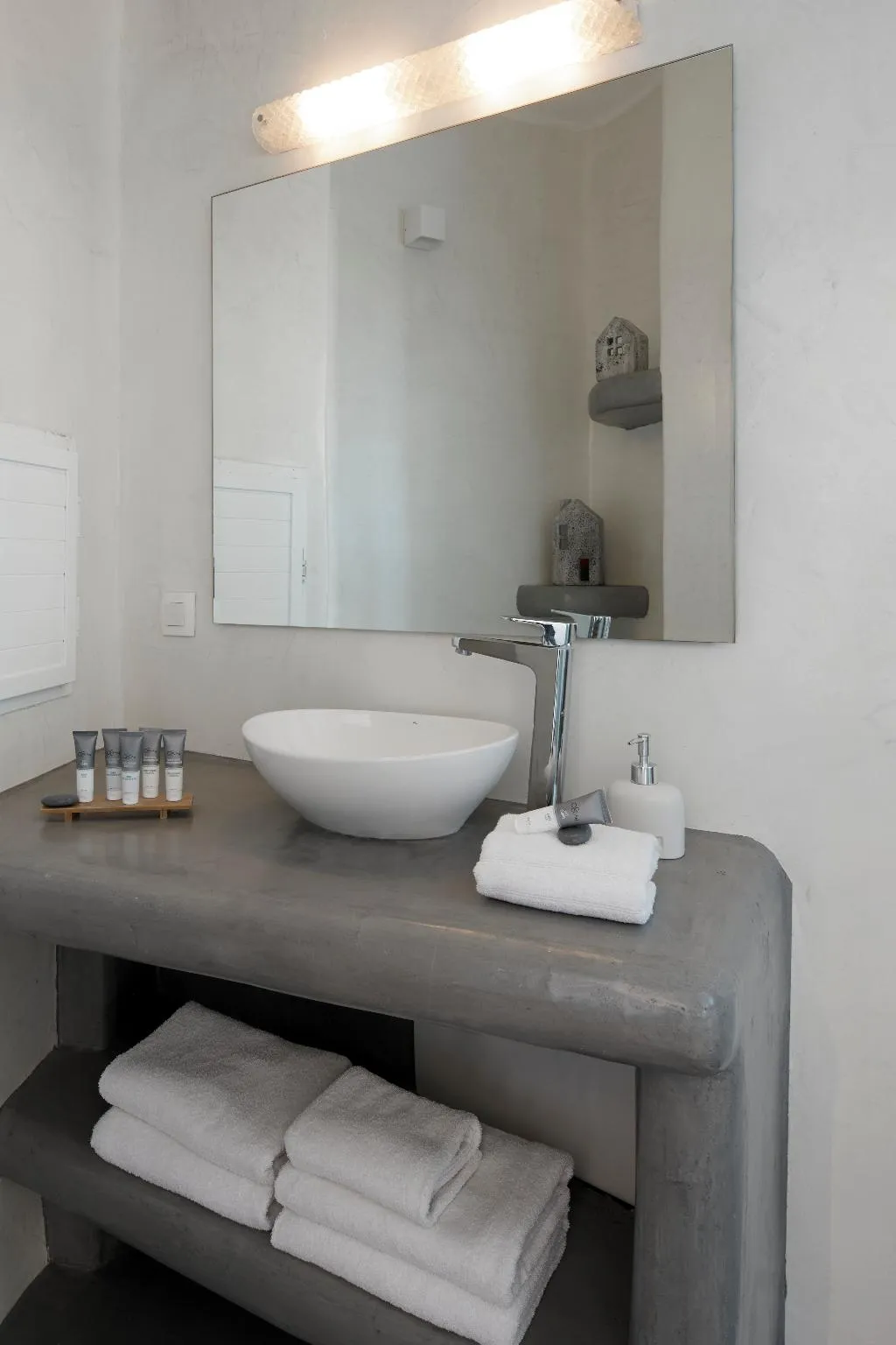 SUITE WITH JACUZZI Room, Suites of the Gods Cave Spa, Santorini