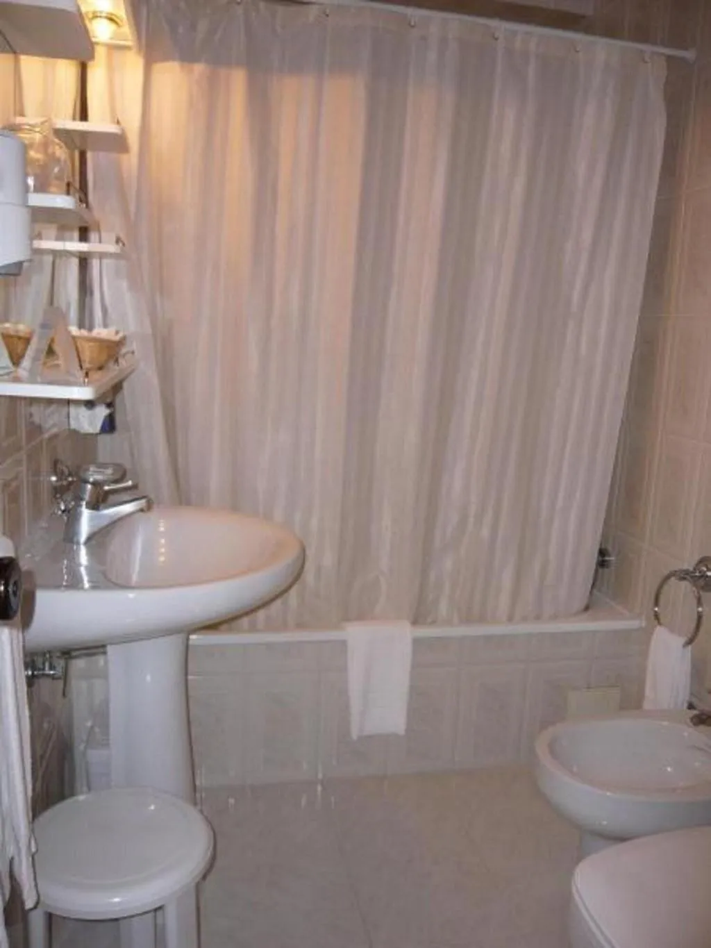 Room, Dom Afonso, Madeira