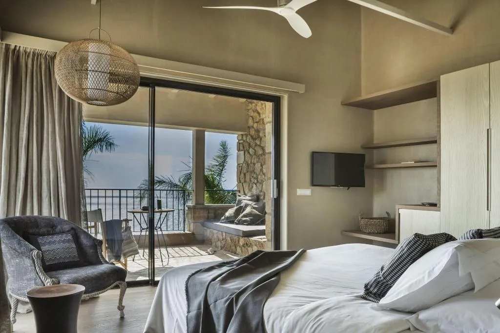 Room, F Zeen, Kefallinia
