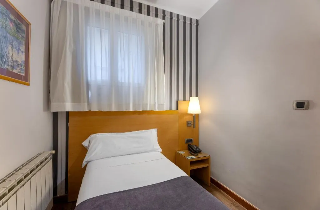 SINGLE STANDARD Room, Lyon, Barcelona