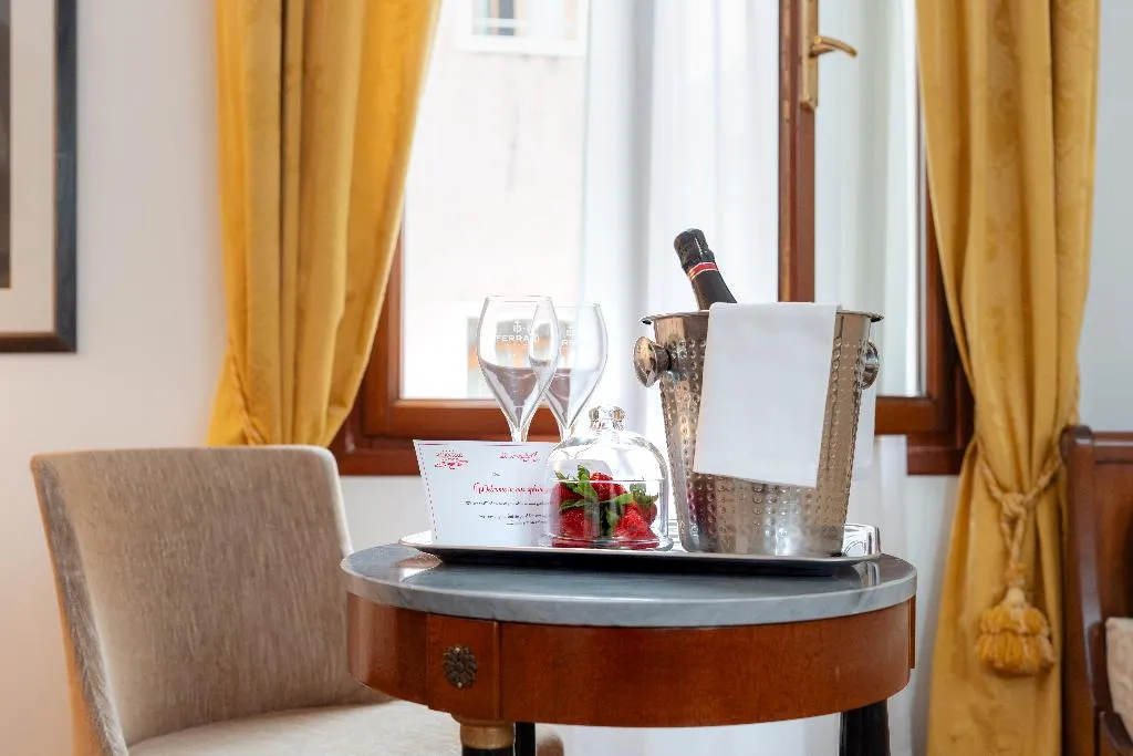 JUNIOR SUITE CLASSIC Room, All'Angelo Art Hotel, Venice