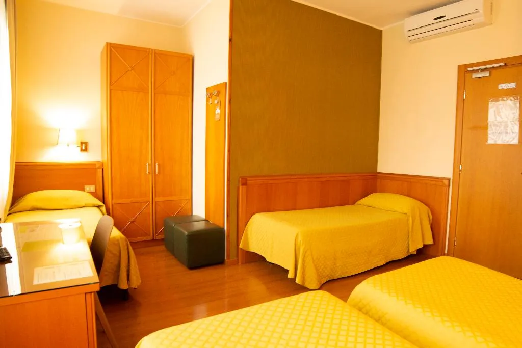 QUADRUPLE STANDARD Room, Eco Hotel Milano & Bioriso Restaurant, Milan