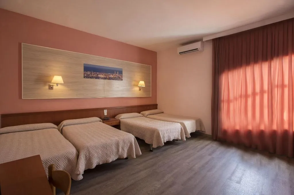 Room, Cuatro Naciones, Barcelona