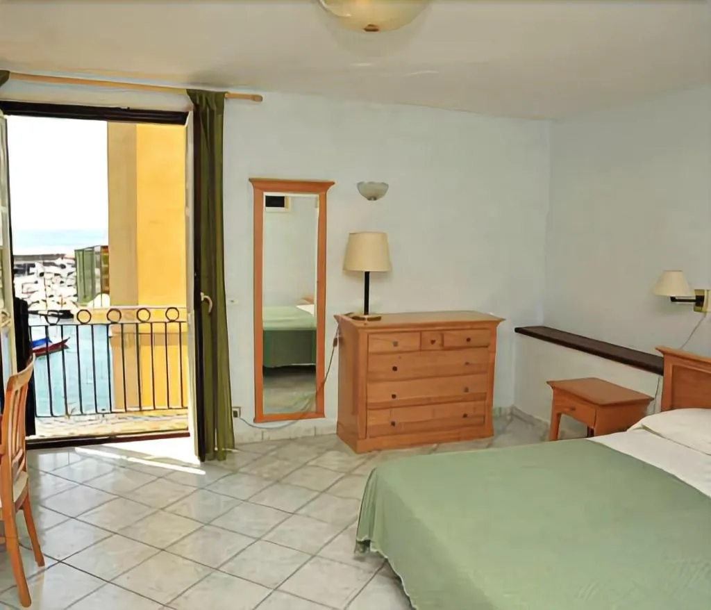 Room, L'Approdo, Naples