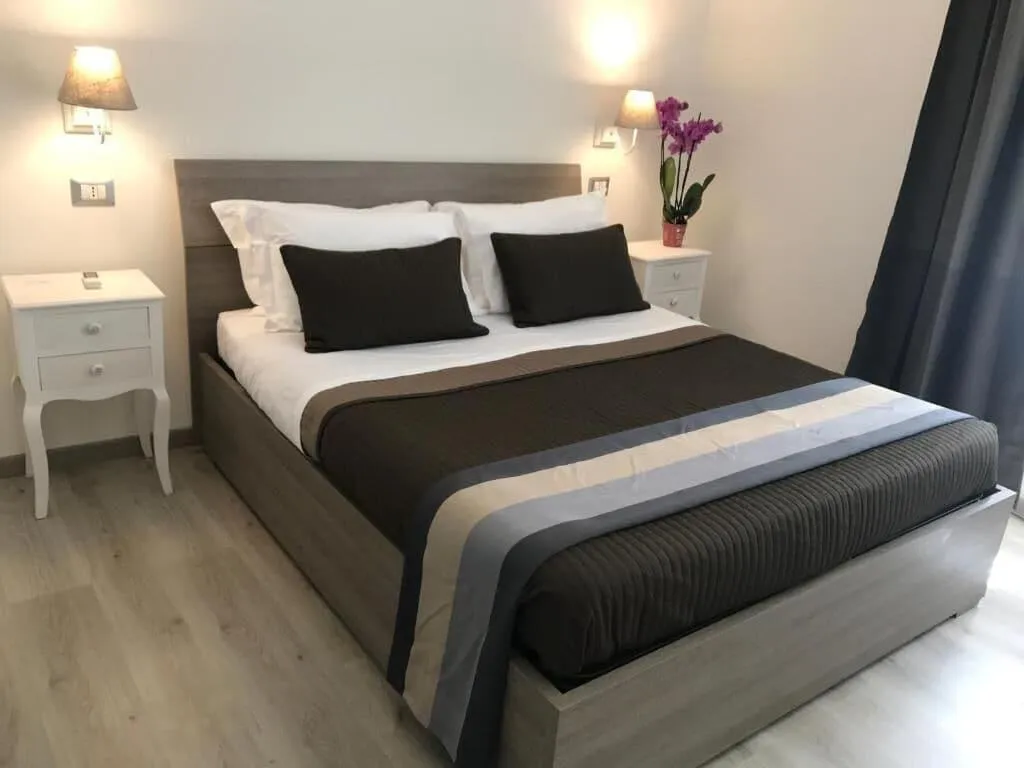 Room, Angolo Di Roma, Naples