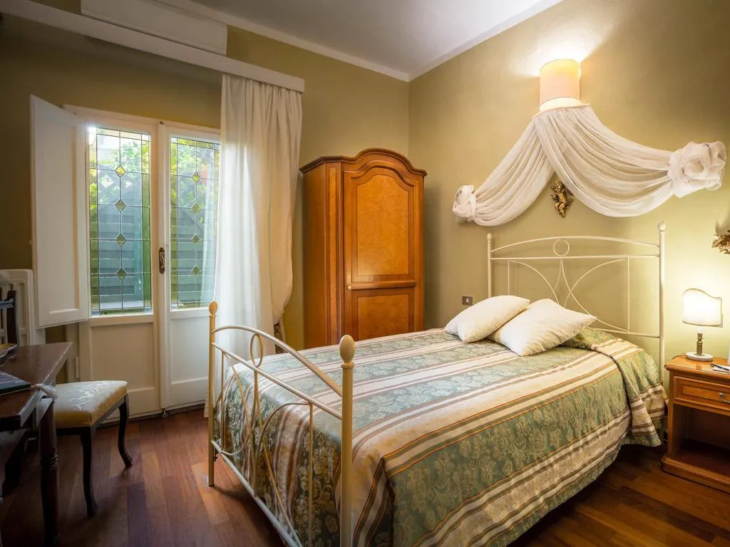 Room, Palazzo Dal Borgo, Florence