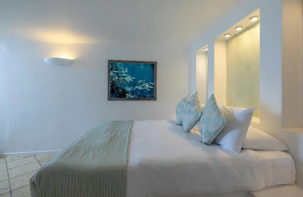 SUITE WITH JACUZZI Room, Above Blue Suites, Santorini