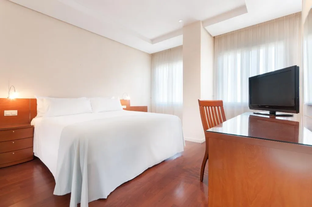 DOUBLE PREMIUM QUEEN BED Room, Hotel Madrid Chamartín Affiliated by Meliá, Madrid