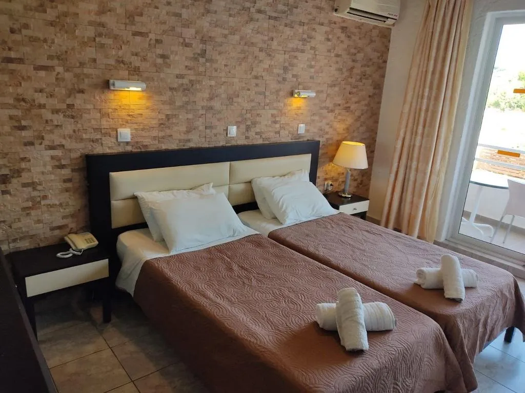 Room, Lisa, Rhodes