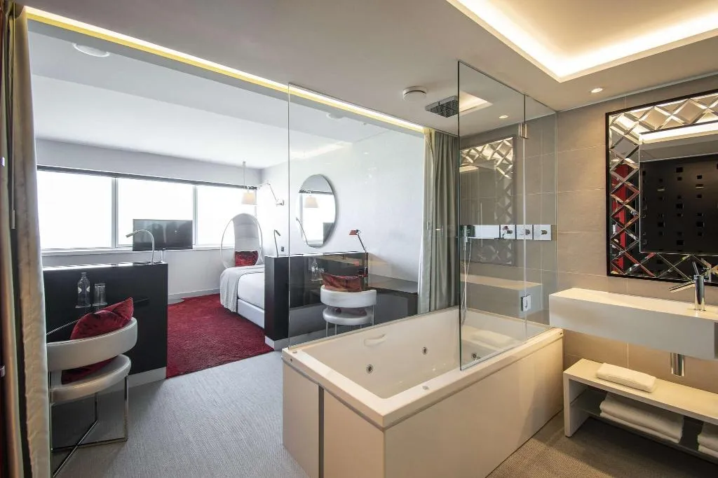 FAMILY ROOM THREE BEDS Room, Myriad By Sana Hotels, Lisbon