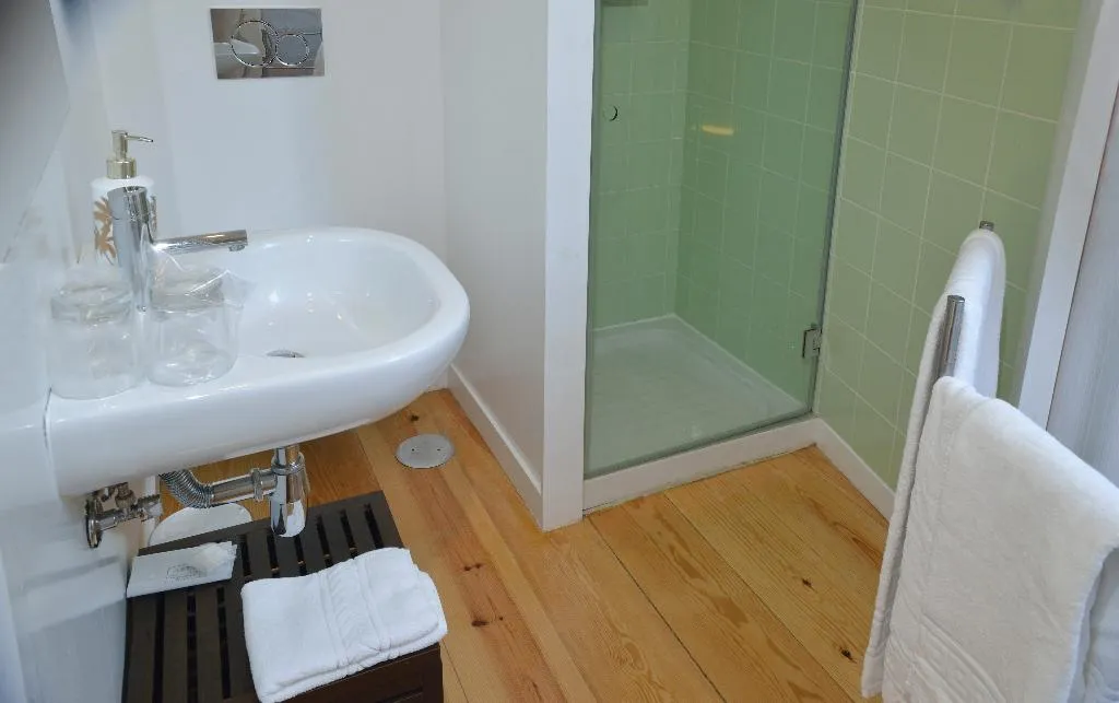 Double or Twin GARDEN VIEW WITH BALCONY Room, Dukes Corner Guest House, Porto