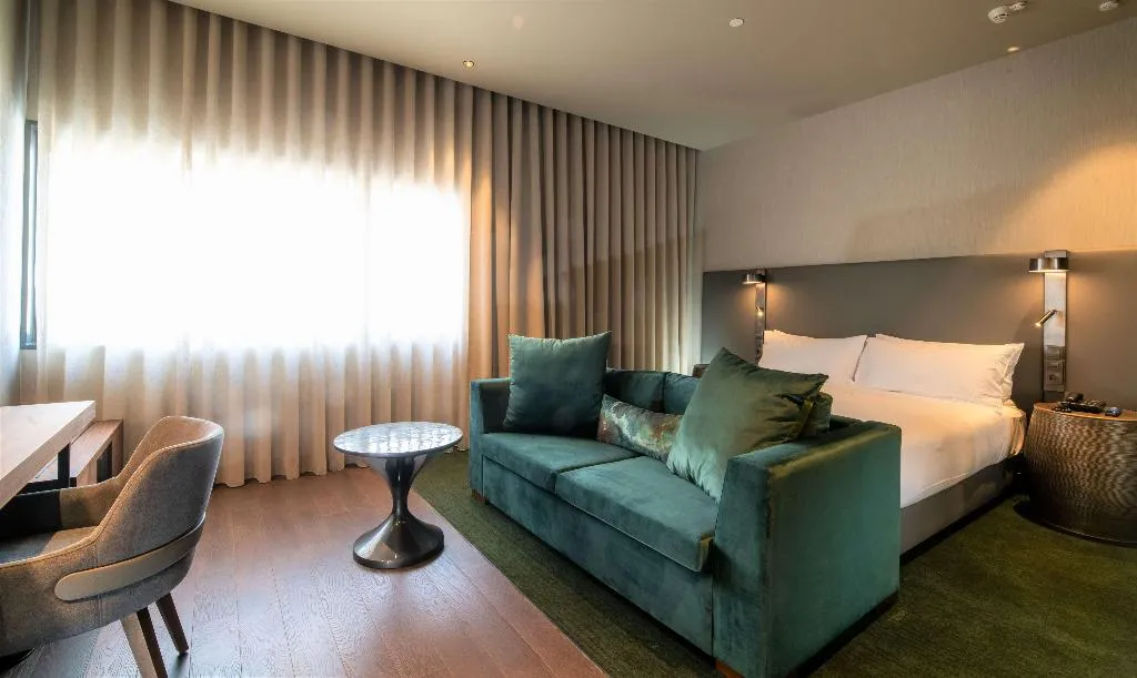 JUNIOR SUITE KING SIZE BED Room, Hilton Porto Gaia, Porto