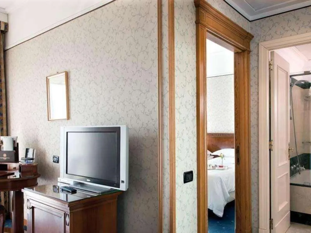 Room, Grand Hotel Santa Lucia, Naples