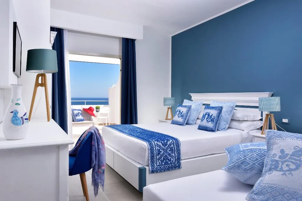 TRIPLE DELUXE SEA VIEW Room, VOI Colonna Village, Olbia