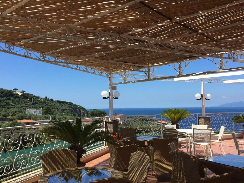 Terrace, Dania, Naples