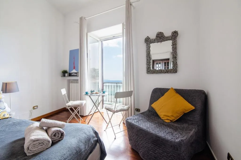 Room, Napolicentro Mare, Naples