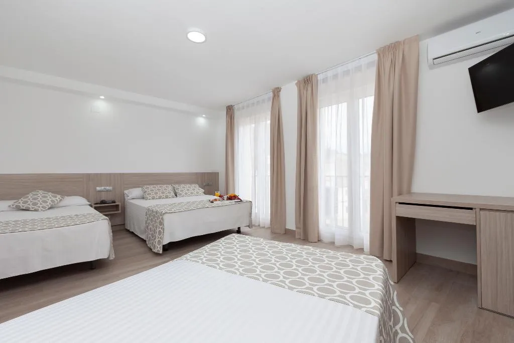 QUADRUPLE STANDARD Room, Olympia Ronda II, Valencia