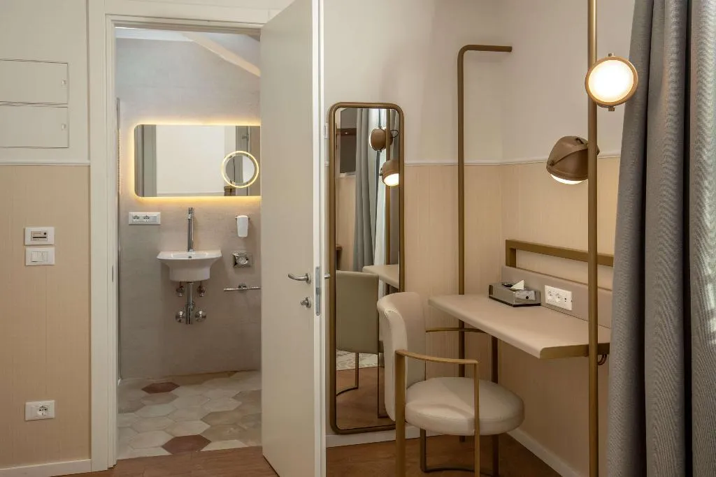 Room, Cosmopolita Hotel Rome, Tapestry Collection by Hil, Rome