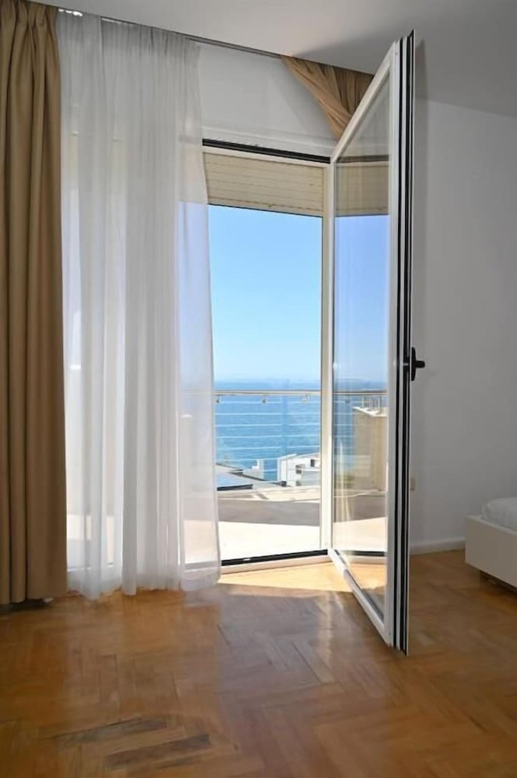 Thea Hotel, Kavaje