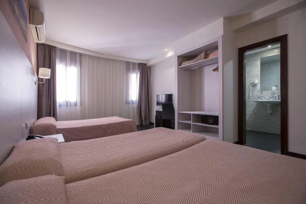 Room, Cuatro Naciones, Barcelona