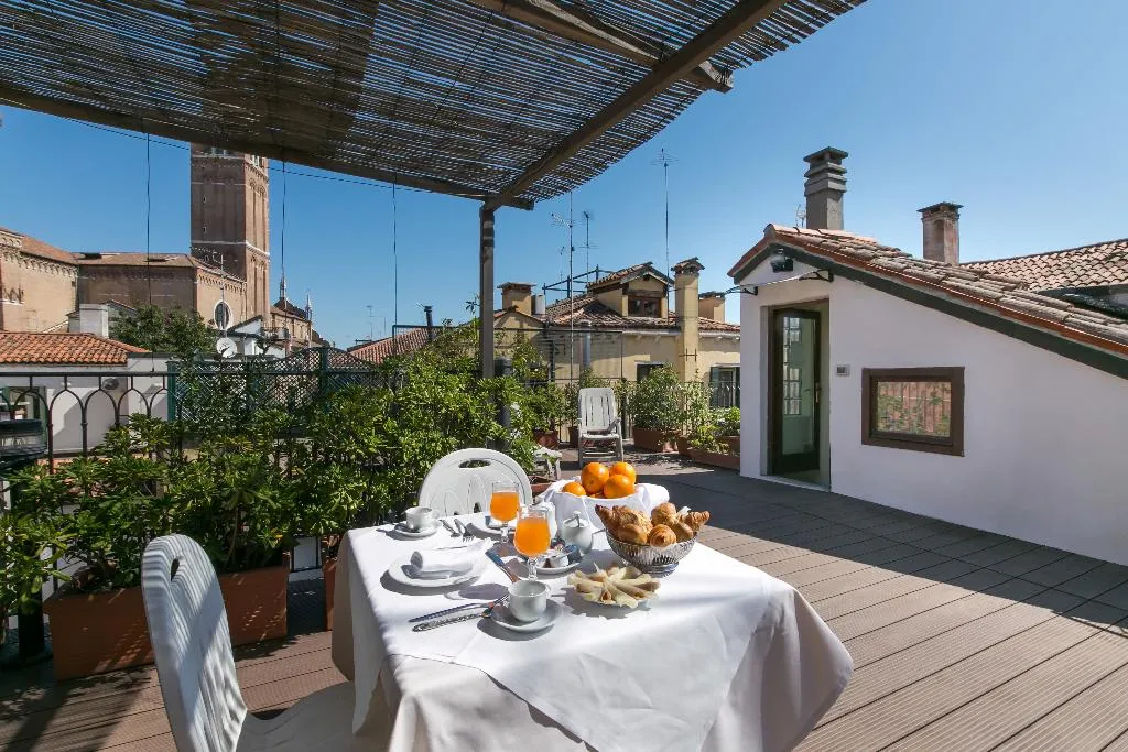 General view, Pantalon, Venice