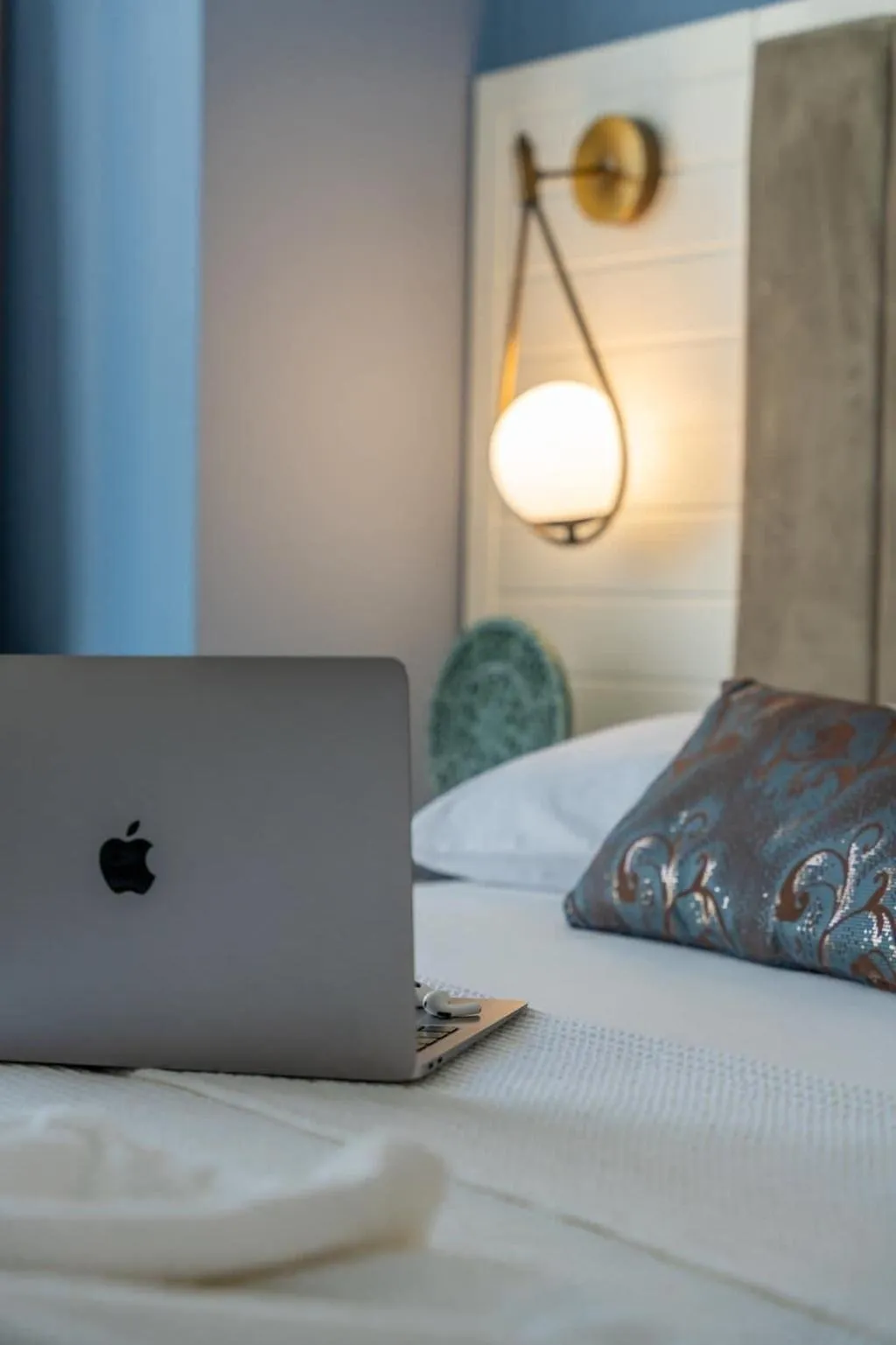Room, Un Amor Hotel, Dalaman
