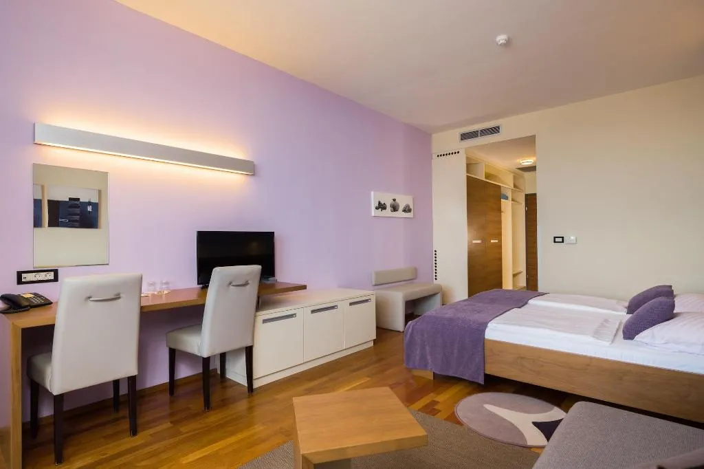 Room, Bretanide, Split