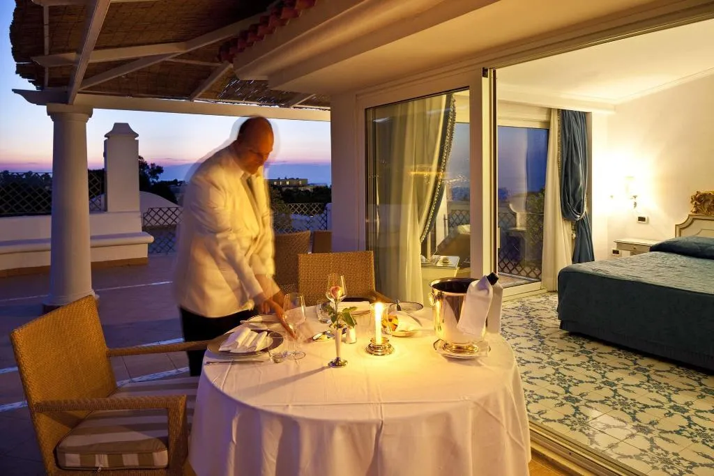 Room, Excelsior Belvedere Hotel & Spa, Naples