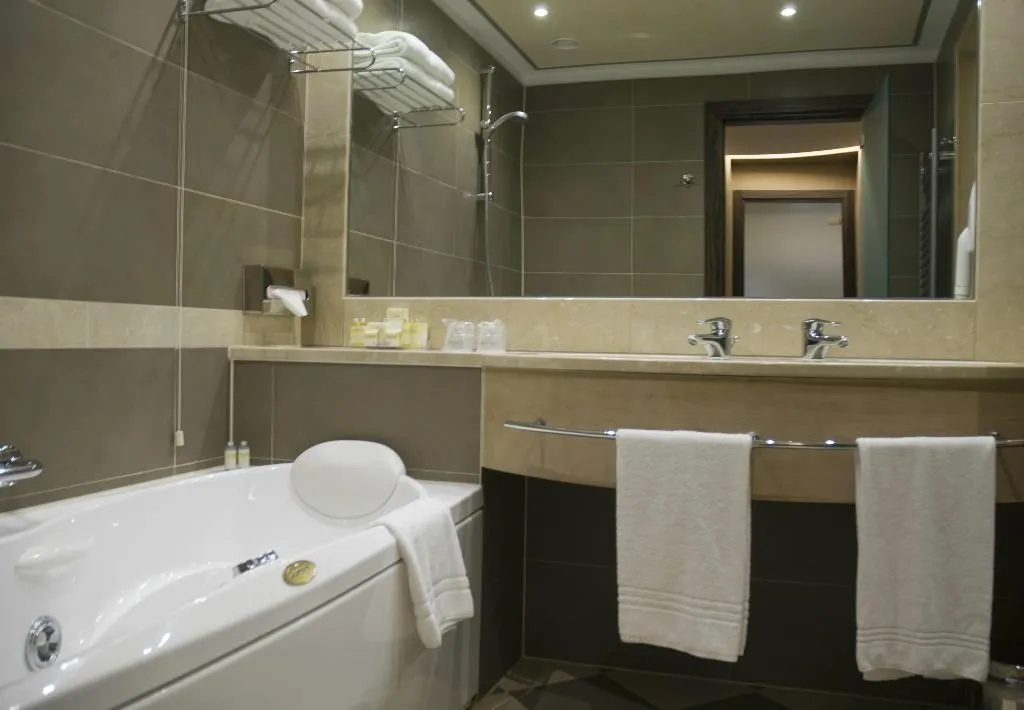 Room, Cruise, Milan