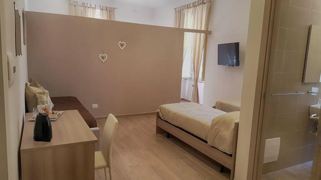 Room, Funikulì Funikulà, Naples
