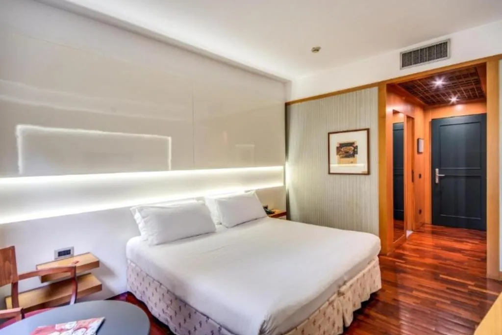 DOUBLE STANDARD Room, Della Rotonda, Milan