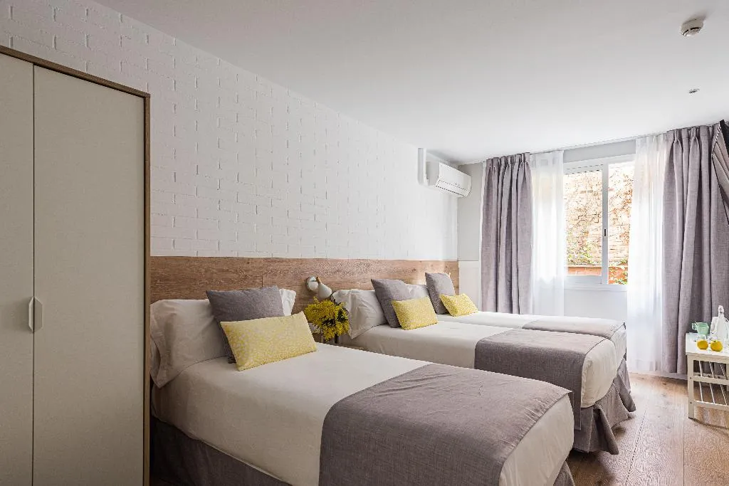 TRIPLE STANDARD Room, House by pillow, Barcelona