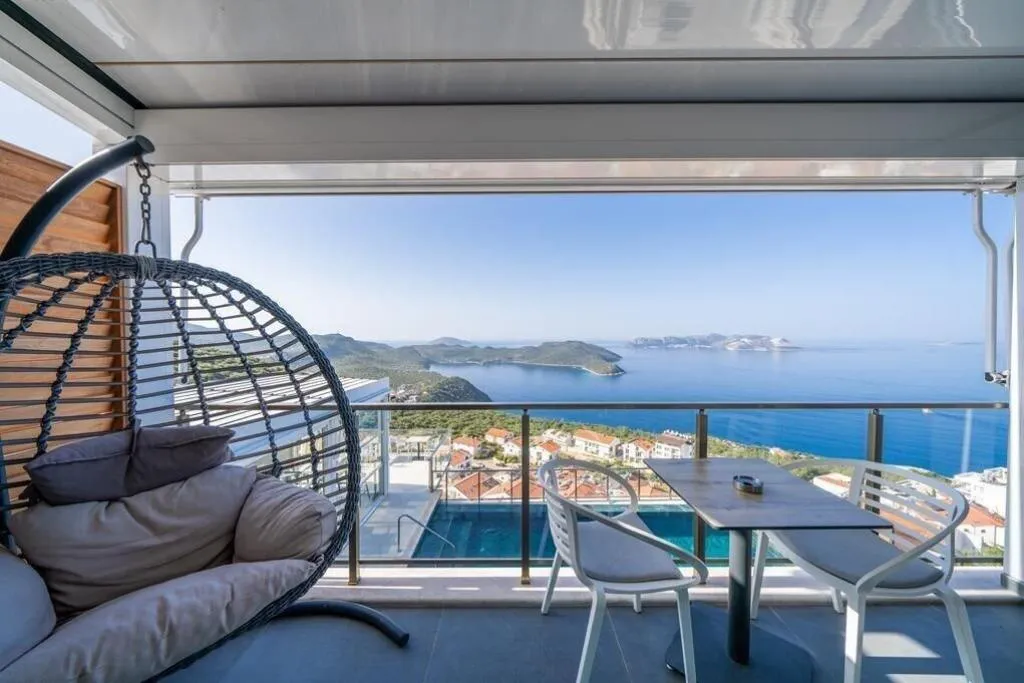 Room, Un Amor Hotel, Dalaman