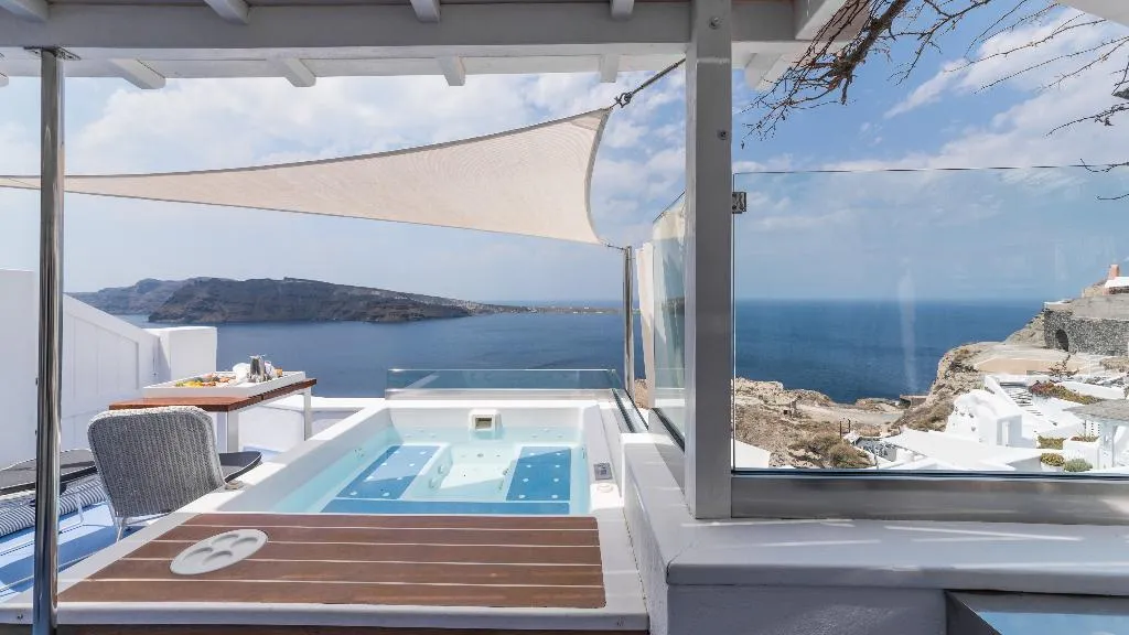 SUITE WITH JACUZZI Room, Hyperion Oia Suites, Santorini