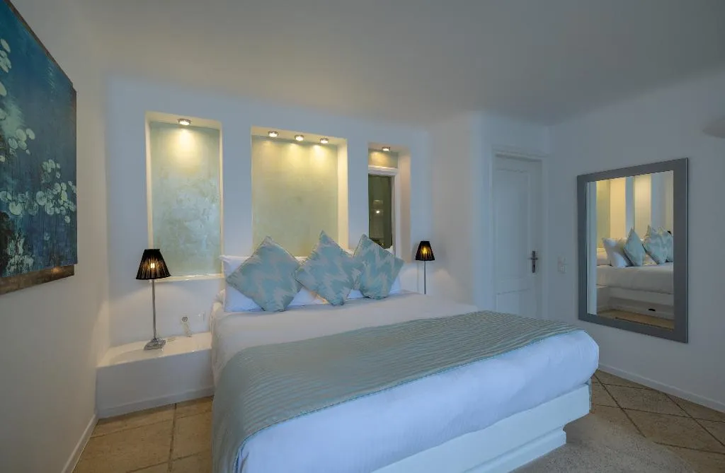SUITE WITH JACUZZI Room, Above Blue Suites, Santorini
