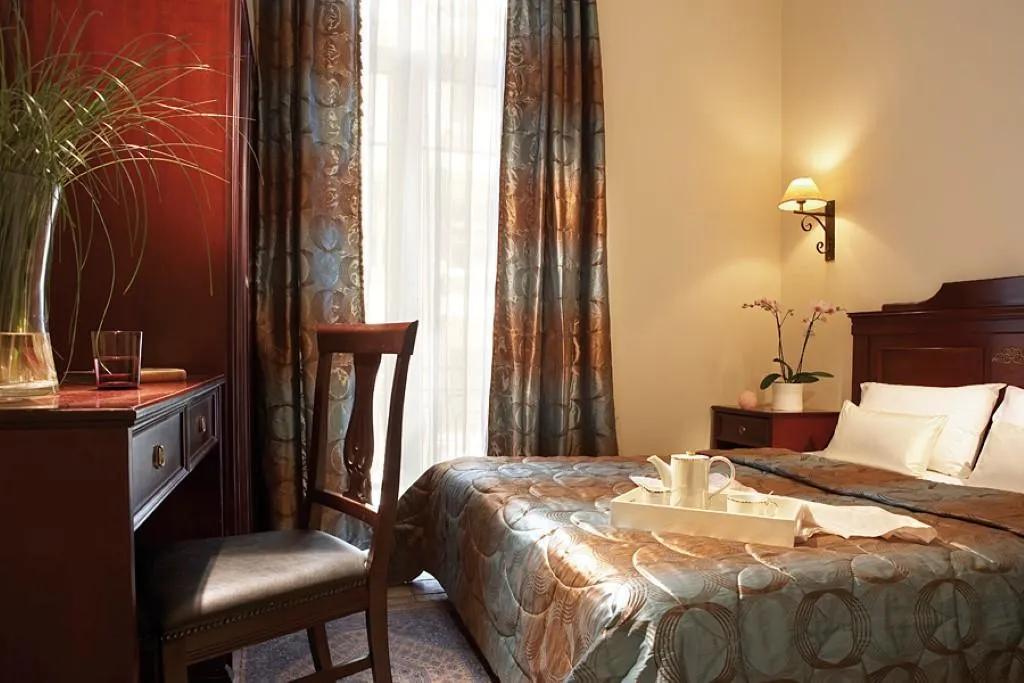 Room, Luxembourg, Halkidiki