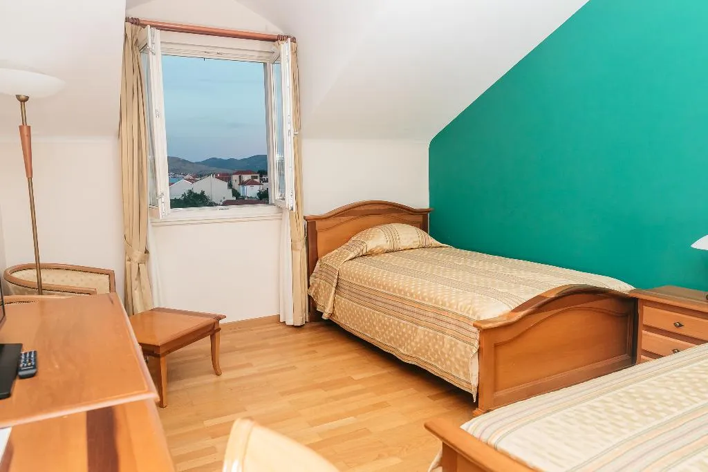 TRIPLE STANDARD Room, Spongiola, Split
