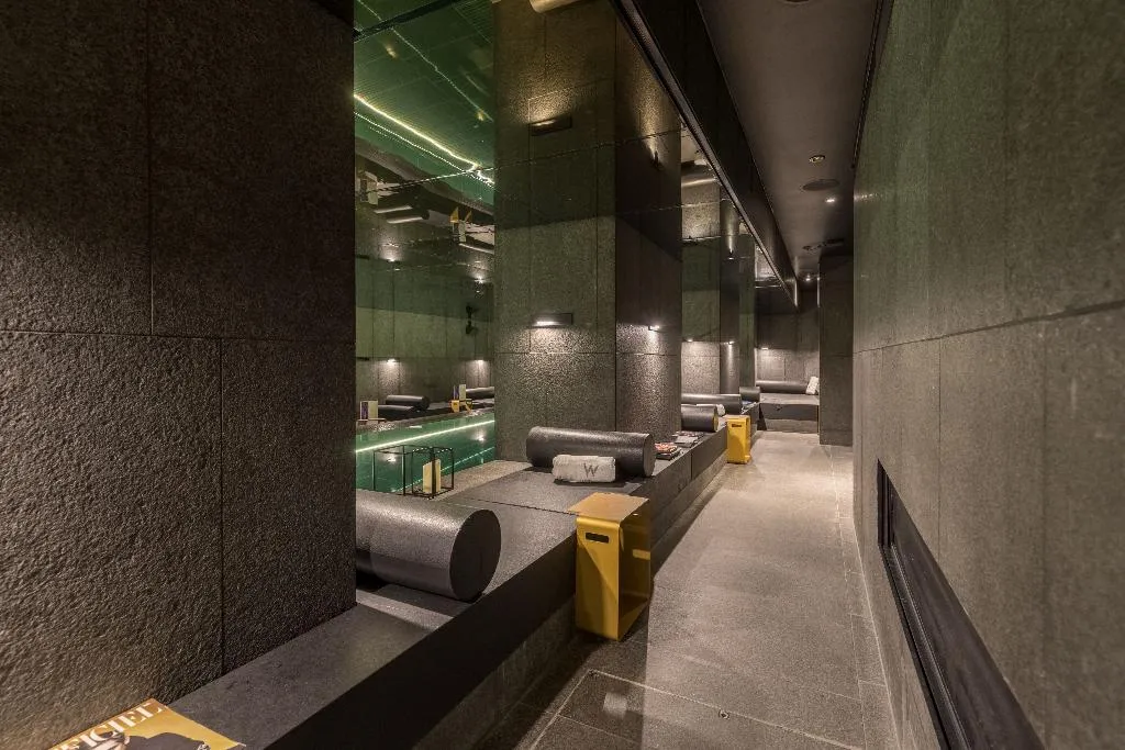 Pool, W Amsterdam, Amsterdam