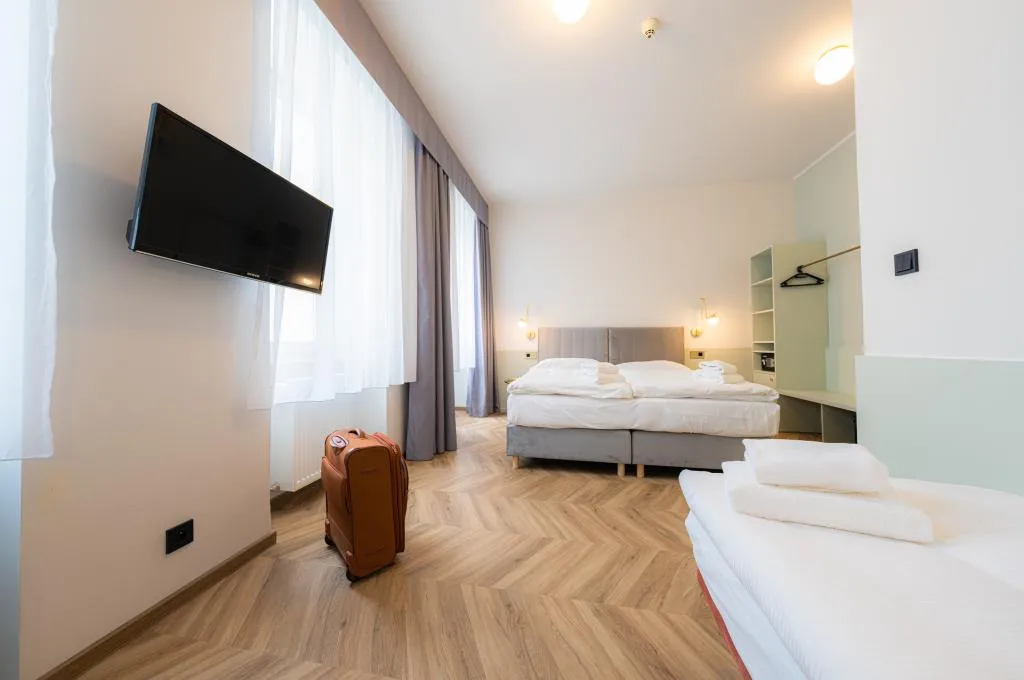 TRIPLE SUPERIOR WITH AIR CONDITIONING Room, Beranek, Prague