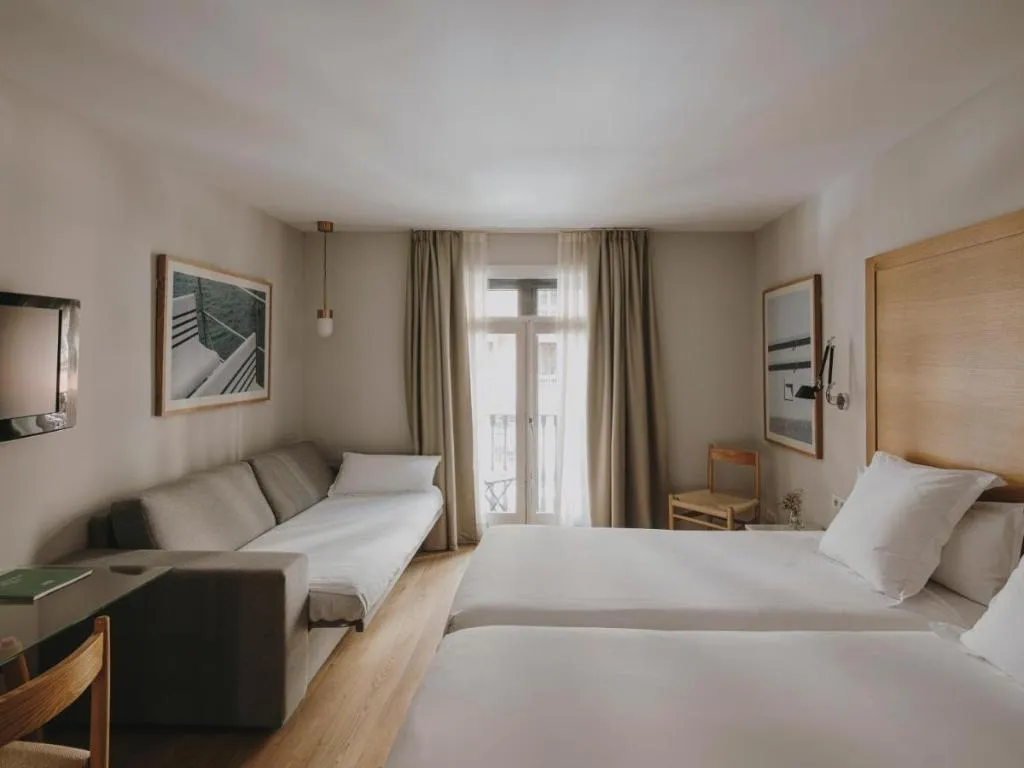 Room, Regina, Barcelona