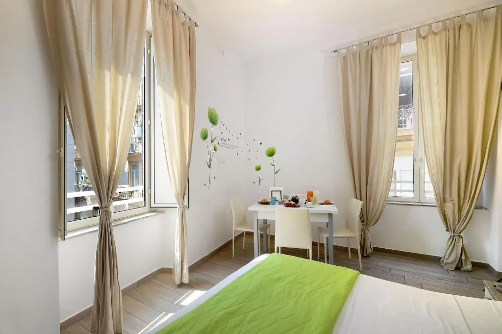 Room, Funikulì Funikulà, Naples