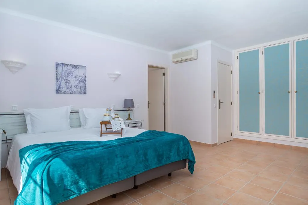 VILLA FOUR BEDROOMS WITH PRIVATE POOL Room, Colina da Lapa, Algarve