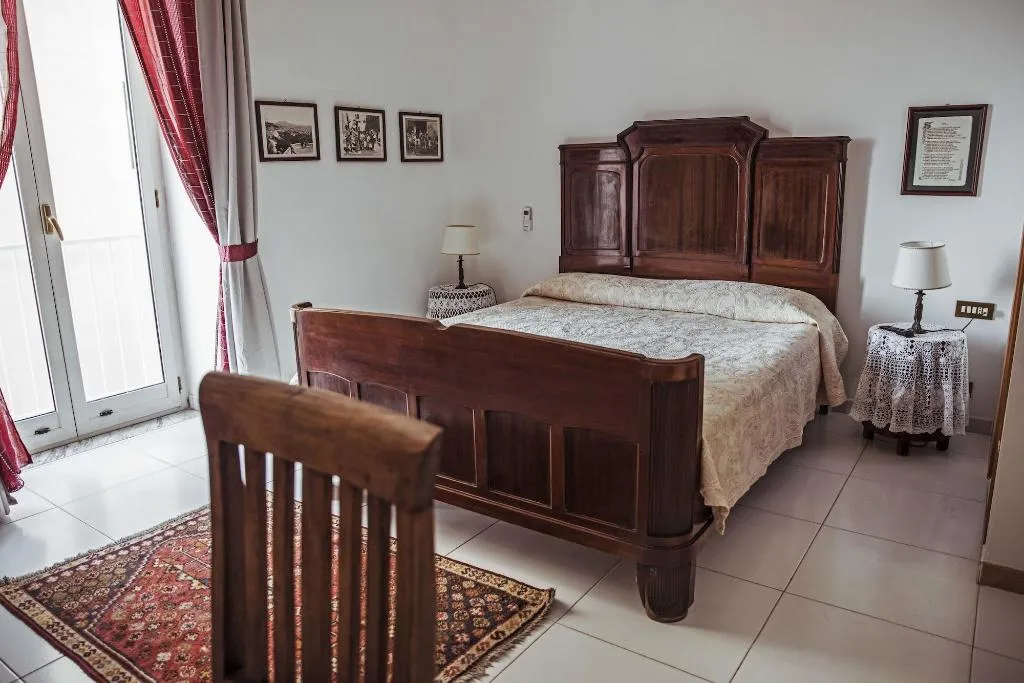 Room, Miracoletti38, Naples