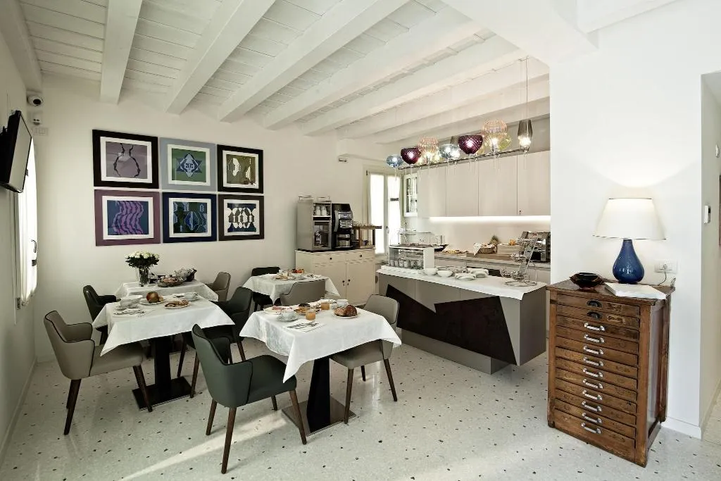 Sports and Entertainment, Chiara Lodge, Venice