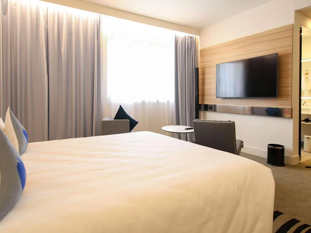 DOUBLE EXECUTIVE KING BED Room, Novotel Tunis Lac, Tunisia