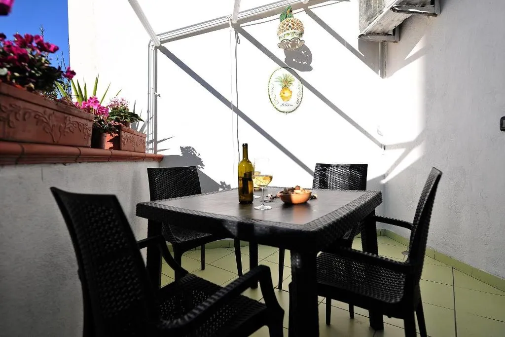 Room, B&B Le Cycas, Naples