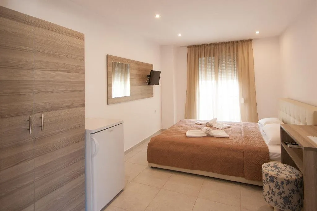 Double or Twin STANDARD Room, Pension Avocado, Skiathos