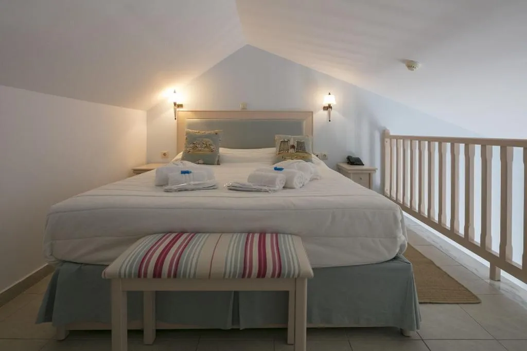 Room, Magic, Skiathos